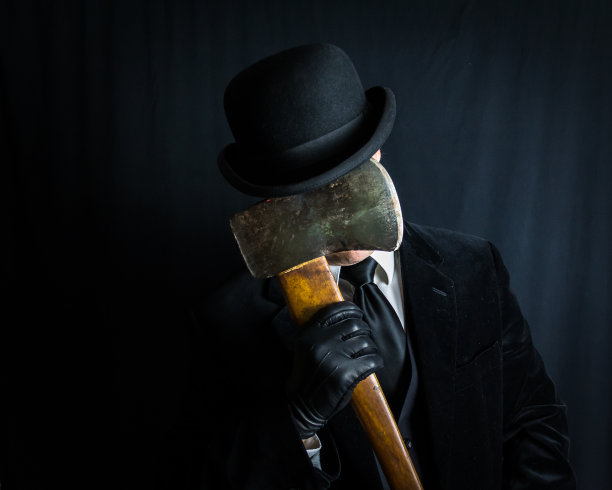 凶手拿斧头指着脸图片下载