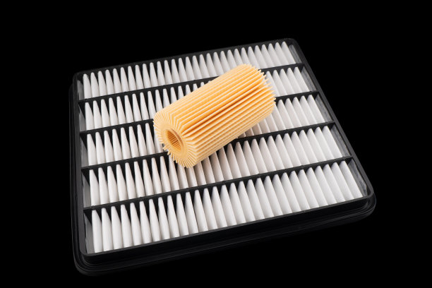 机油滤清器、空气滤清器隔离在黑色背景上。隔离的汽车零件。优质的汽车维修备件。汽车配件图片下载