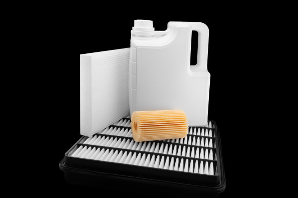 汽车发动机油和滤清器被隔离在黑色背景上。汽车机油，空气，燃油滤清器和机油在塑料中可以隔离。优质的汽车维修备件图片下载