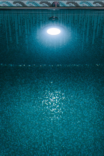 马赛克底与水底池光灯。在游泳池的水下。游泳池的照片。运动、度假、放松的理念。夏天的背景。水面的纹理。视图。图片下载