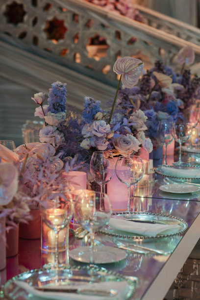 彩色花瓶里的红掌花。库存图片图片下载