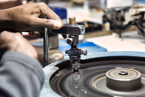 钻石抛光厂的钻石抛光工在车轮上工作图片下载