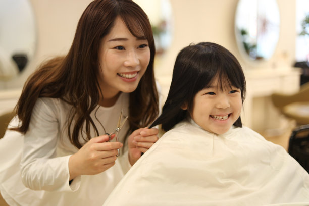 在美容院剪头发的女孩图片下载