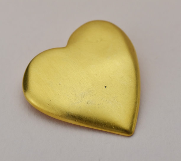 米色背景的老式胸针，强调女性复古珠宝，在线珠宝店的宣传照片图片下载