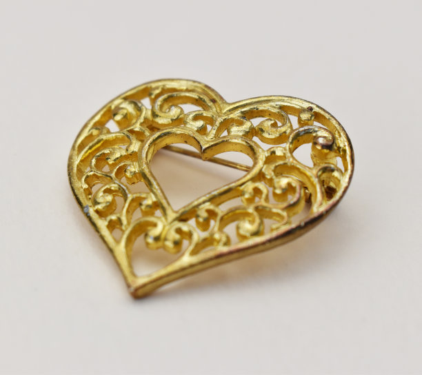 米色背景的老式胸针，强调女性复古珠宝，在线珠宝店的宣传照片图片下载