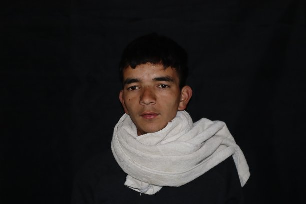 冬天喜马拉雅成年男子的黑色背景照片图片下载