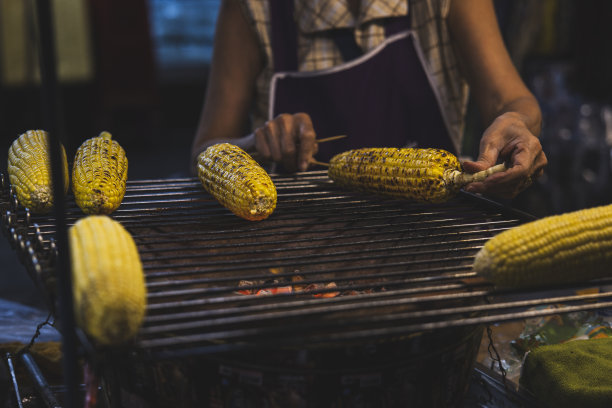 在街上卖烤玉米图片下载