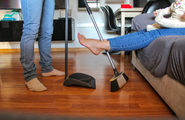 男人把客厅的梦扫到女人的脚下图片下载