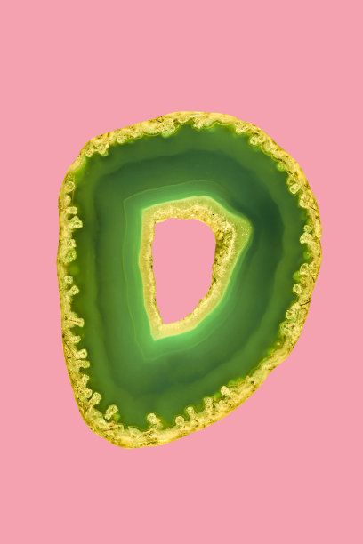 在白色背景下拍摄的玛瑙晶体横截面逆光照片图片下载