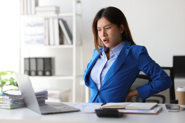 认真对待办公室工作的女性会出现肩膀和腰部疼痛的症状，这就是办公室综合症。图片下载