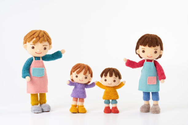 小而可爱的Amigurumi娃娃在白色的背景。照顾孩子图片下载