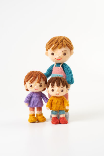 小而可爱的Amigurumi娃娃在白色的背景。照顾孩子图片下载
