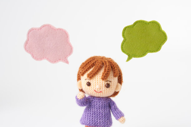 小而可爱的Amigurumi娃娃在白色的背景。照顾孩子图片下载