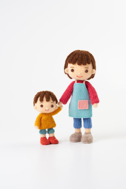 小而可爱的Amigurumi娃娃在白色的背景。照顾孩子图片下载
