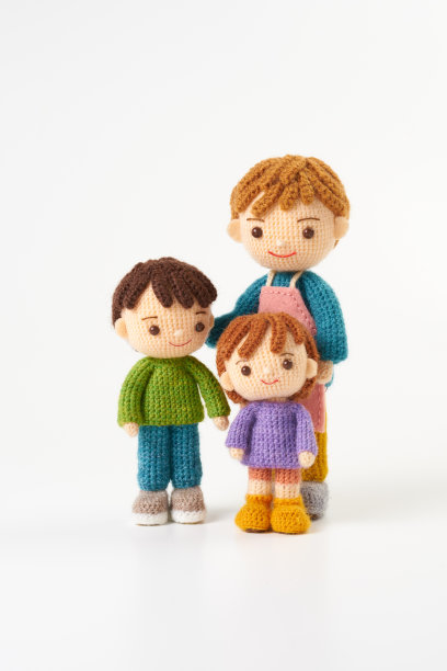 小而可爱的Amigurumi娃娃在白色的背景。照顾孩子图片下载