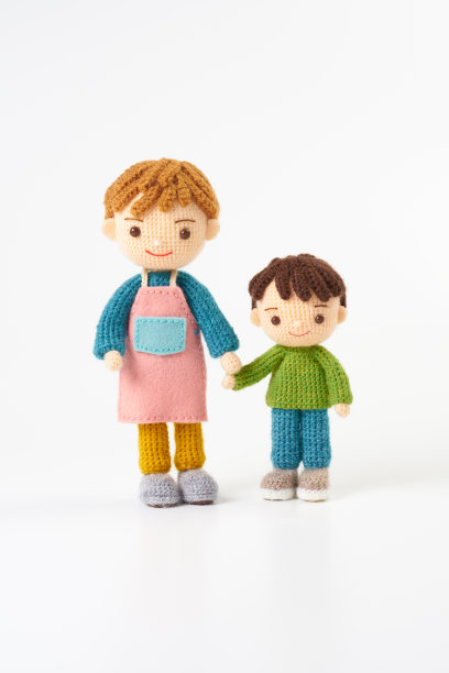 小而可爱的Amigurumi娃娃在白色的背景。照顾孩子图片下载