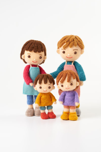 小而可爱的Amigurumi娃娃在白色的背景。照顾孩子图片下载