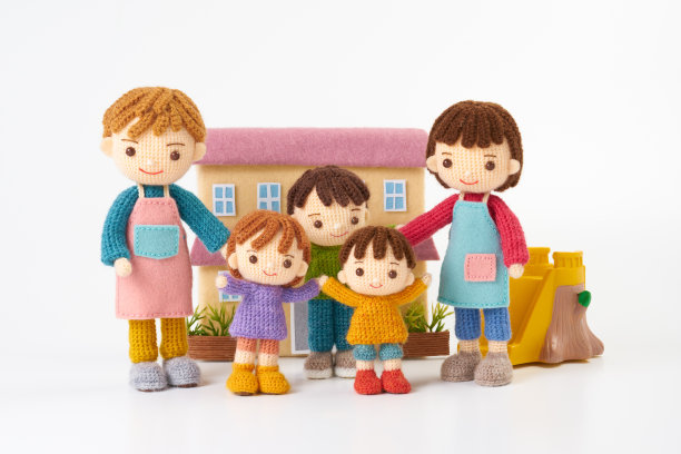 小而可爱的Amigurumi娃娃在白色的背景。照顾孩子图片下载