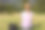 徒步旅行后，穿着运动服休息的妇女的后视图。旅行和积极的生活方式理念。30多岁的女孩在山顶欣赏山谷美景，户外活动图片下载