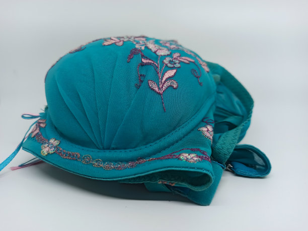 一件浅蓝色的内衣，上面装饰着花卉图案，增添了女性魅力。图片下载