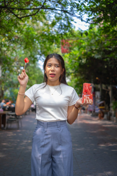 下班后吃西瓜会让你看起来很开心。图片下载