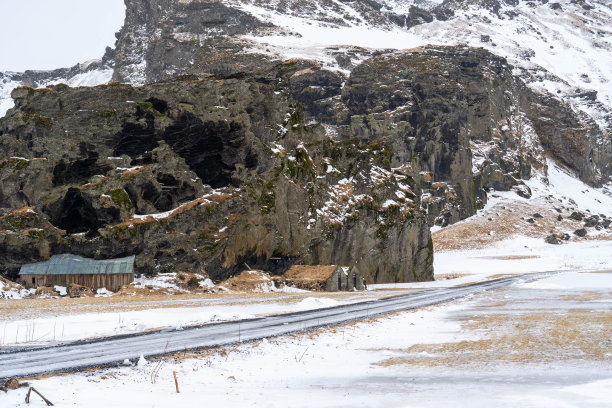 谷仓建在悬崖边图片下载