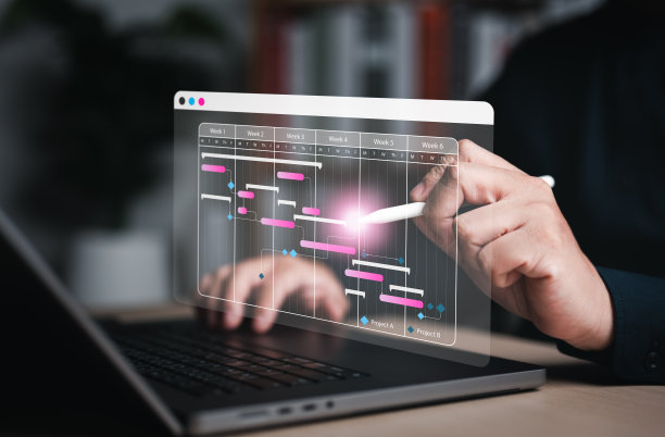 安排和处理任务报告。项目工程师或现场经理使用笔记本电脑管理施工或运营计划与甘特图时间表。更新或跟踪工程进度。图片下载