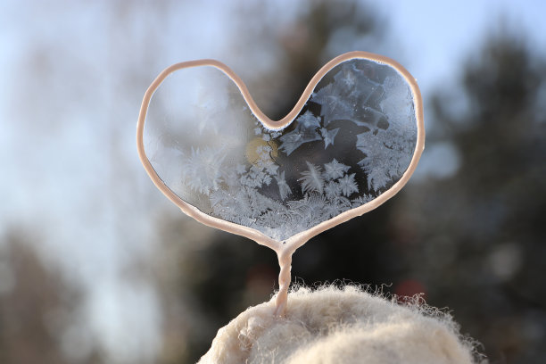 心形的肥皂泡。冬季模式。冻结图片下载