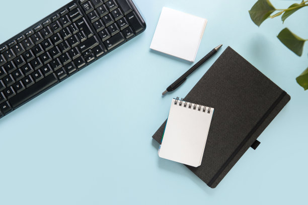 时尚简约的平铺家庭办公桌。以上，配饰，背景，黑色，商业，特写，通讯，通讯，电脑，文案空间，企业，创意，数据，设计，设计师，桌面，日记，数码，迪蓝背景。前视图。图片下载