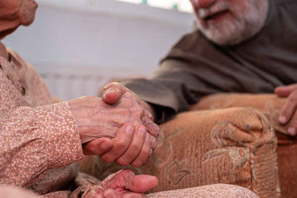 手牵手的年长夫妇图片下载