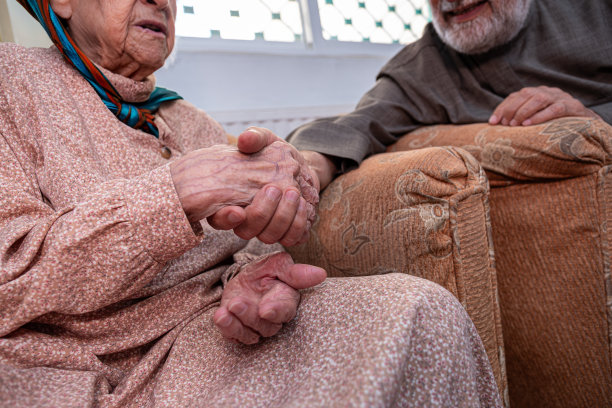 手牵手的年长夫妇图片下载
