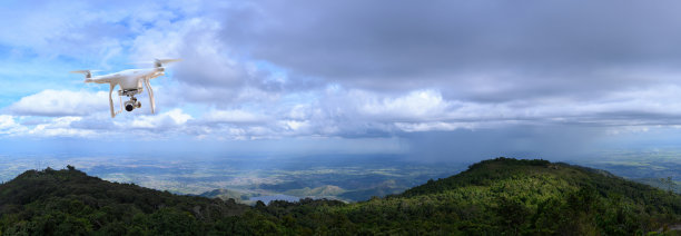无人机调查用数码相机高分辨率数码相机无人机飞行相机拍摄照片和视频无人机与专业相机拍摄云雾山的照片。图片下载
