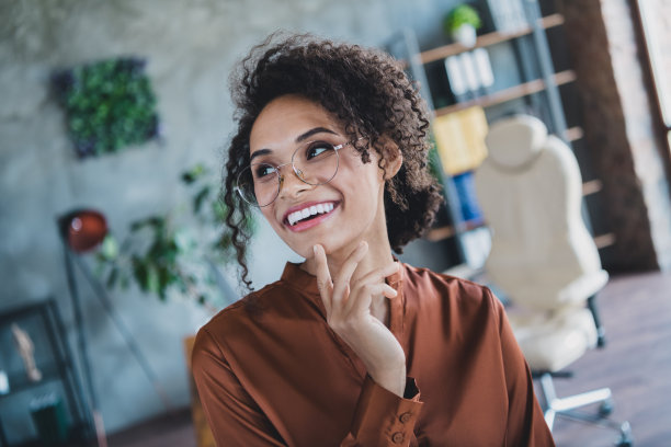 创意聪明的经纪人的照片女士手指触摸下巴牙齿微笑看着感兴趣的离开沉思办公大楼里面图片下载
