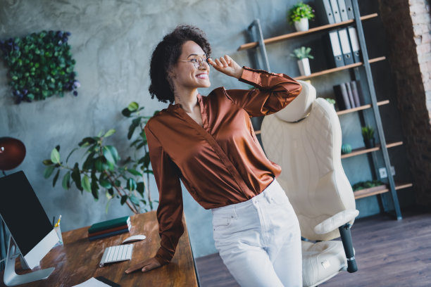 漂亮的创意聪明的女士的照片，手触摸眼镜沉思灵感商务中心办公室里面图片下载