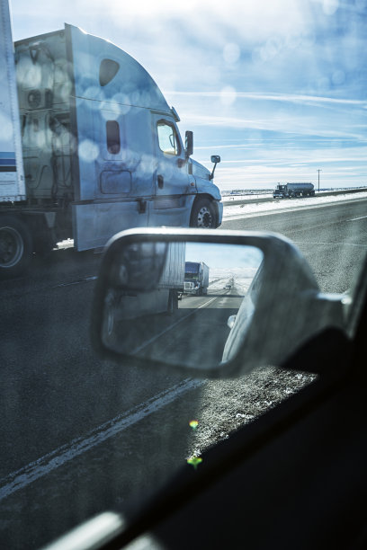 美国怀俄明州80号州际公路上的拖车交通图片下载