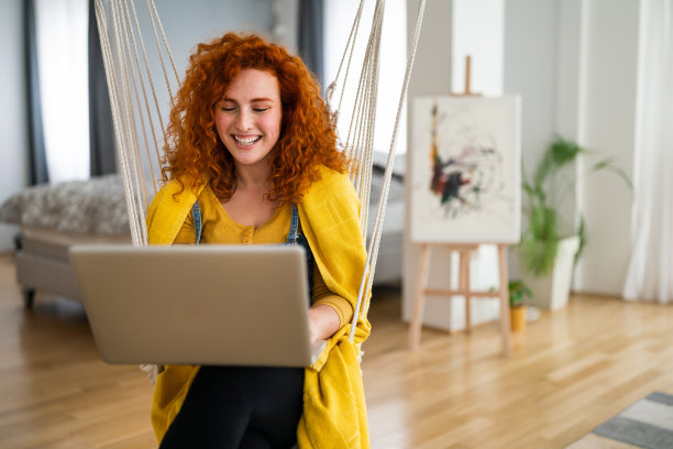 享受家庭办公室工作的自雇女性图片下载