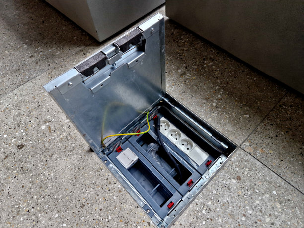 地板上的舱口隐藏了连接电源和电源的插槽。清洁时可以把这里的吸尘器和办公室桌子下面的电脑连接起来，电线、网图片下载