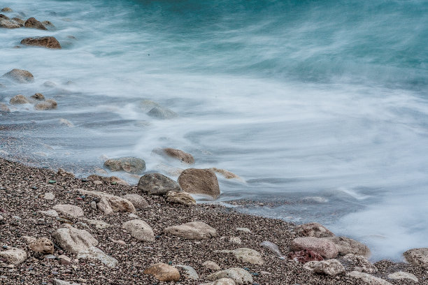 海浪和白色泡沫的海滩，特写。沙滩海岸线。艺术海景出版，设计，海报，日历，帖子，屏幕保护程序，壁纸，封面，网站。高质量照片图片下载