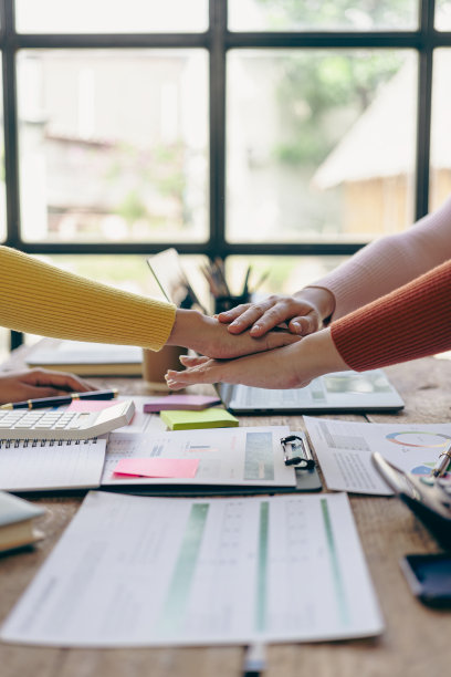 新一代的亚洲人一起工作，一起创业，一起工作的概念。特写照片图片下载