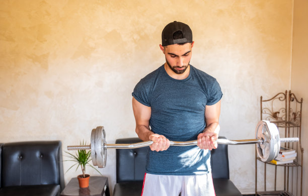 男子在家锻炼以保持身材图片下载