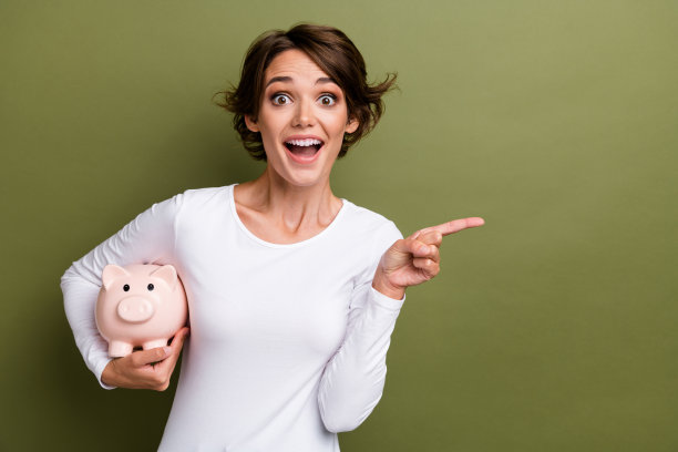 可爱的年轻女士的照片肖像抱着小猪点兴奋的空白空间穿着时髦的白色服装孤立在卡其色的背景图片下载