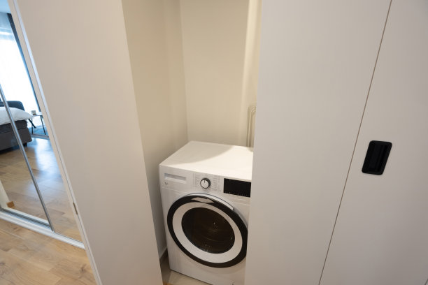 洗衣机在壁橱里图片下载