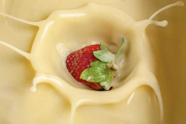草莓溅到奶油牛奶表面图片下载