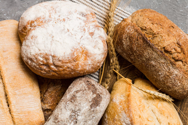 自制天然面包。以不同种类的新鲜面包为背景，用透视的方式观察与复制空间图片下载