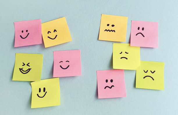 快乐和悲伤的情绪在便利贴上图片下载