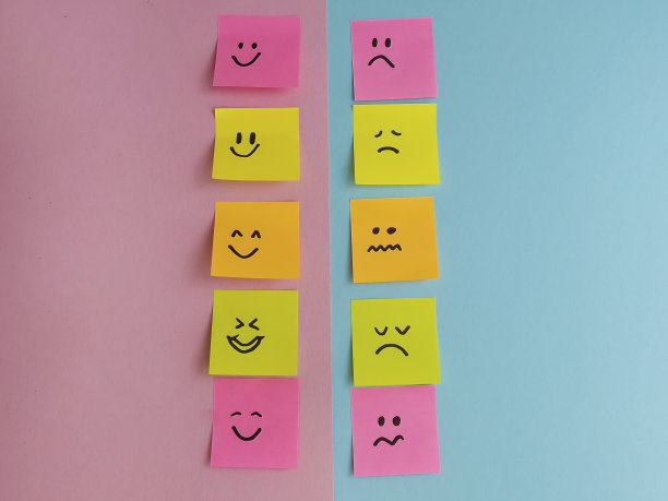快乐和悲伤的情绪在便利贴上图片下载