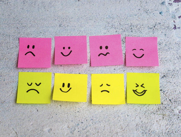 快乐和悲伤的情绪在便利贴上图片下载