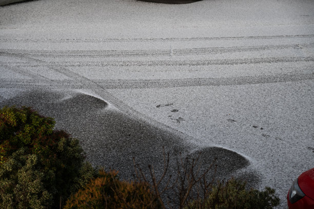 一辆已经离开的汽车的雪白轮廓…图片下载
