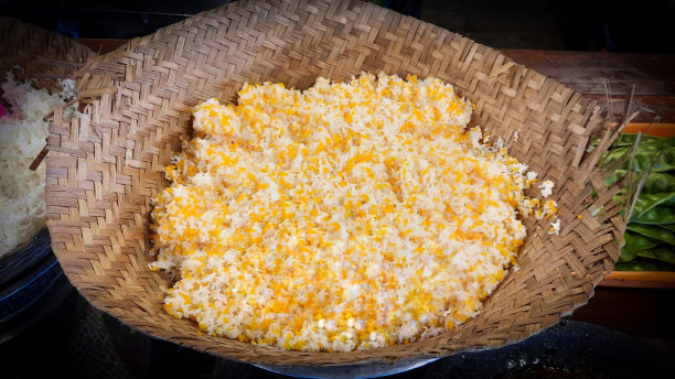 玉米米，或称玉米米，玉米米，玉米米，印尼传统食品，尤指印尼东部。玉米:一种以老玉米或去壳玉米为基本原料制成的主食图片下载