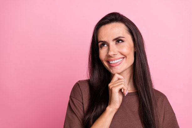 华丽开朗的创意女士的全身照片，手触摸下巴，牙齿微笑，看起来空白的空间孤立在粉红色的背景图片下载